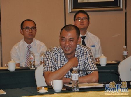 企业代表富康集团董事长黎斌在会上发言