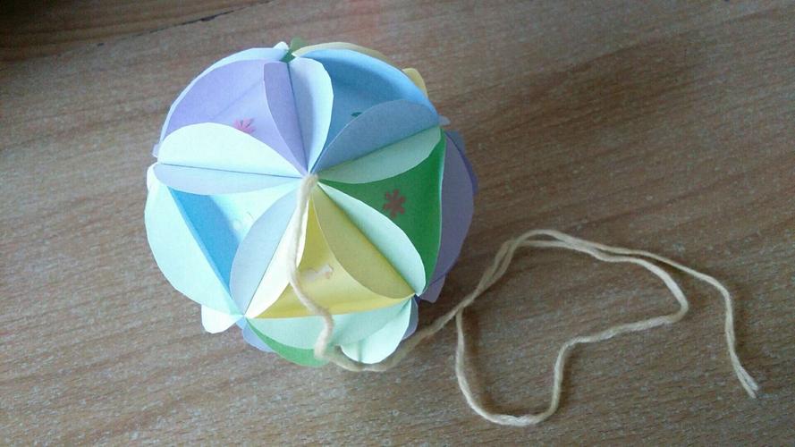 六年级美术下册《彩球的设计》