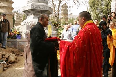 揭秘:少林寺高僧圆寂后,是如何葬入塔林的(组图二)!