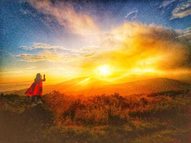 张胜利【汉江诗歌】与晨曦一起破晓的女人