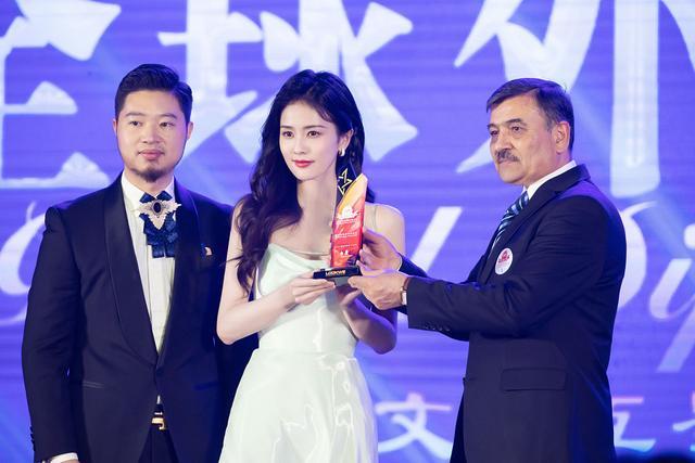 白鹿出席全球外交官中国文化之夜流光礼裙尽显浪漫优雅