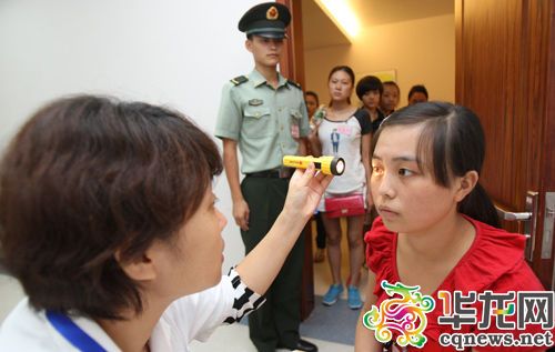 重庆女兵征兵体检今日正式开始 近半数为大学生