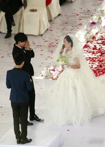 张杰谢娜婚礼 下跪说誓言新娘落泪(2)