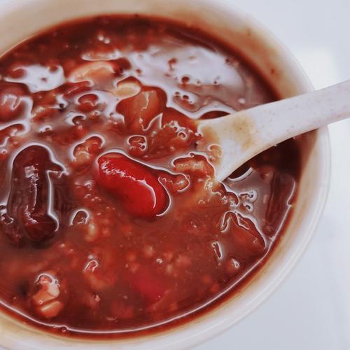 女人终究是要关爱自己的,多吃谷类是不错的养生方式,八宝粥