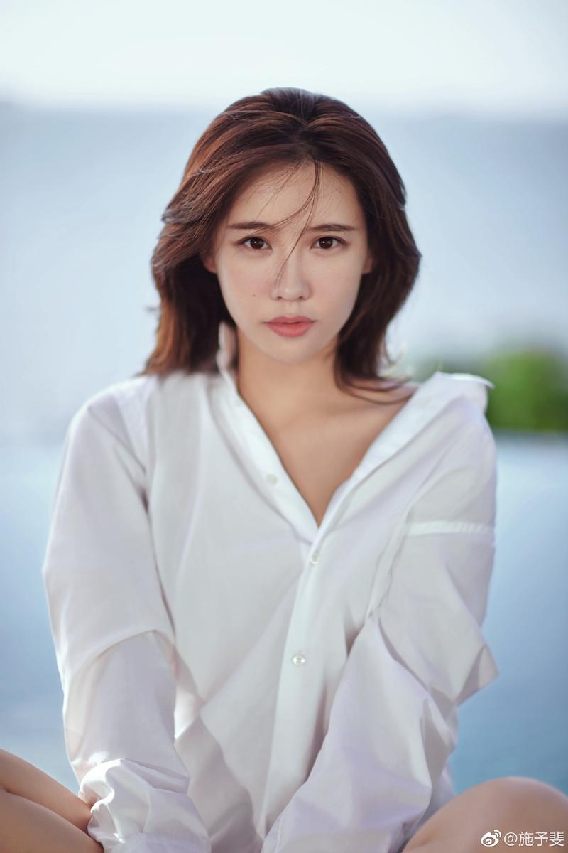 施予斐戛纳爆红回国粉丝暖心接机高喊"欢迎小姐姐回家