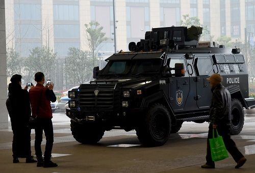 上城特警将一辆装备先进,性能强悍的国产"剑齿虎"装甲防暴车派驻到