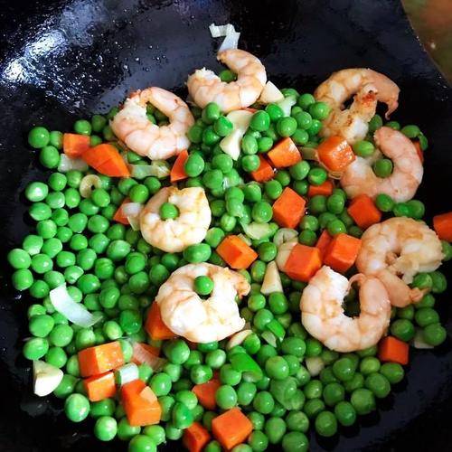 豌豆炒虾仁,颜色艳丽,好吃下饭