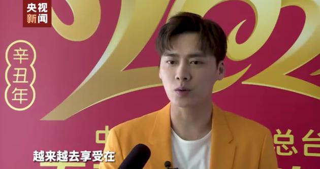 新浪娱乐 新浪娱乐讯 2月8日,李易峰接受央视采访,第三次登上春晚的他