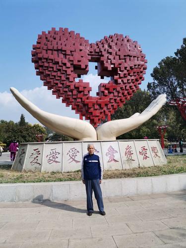 爱心雕塑前拍个照.