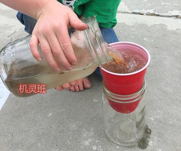 慢慢倒入脏水,通过石子,沙子和咖啡滤纸的过滤后流到玻璃瓶里面.
