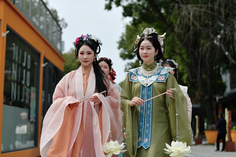 穿汉服的小姐姐巡游南京夫子庙琵琶街