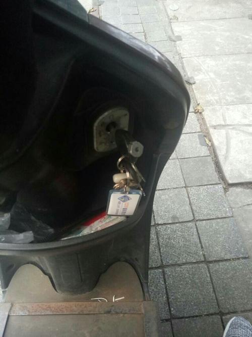电瓶车怎么开锁,钥匙插进去拧了!但是还是不走