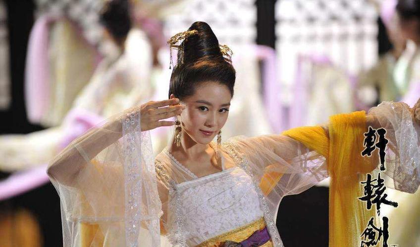 将发髻做成元宝的样子便是元宝髻,这种发髻比较特别,范冰冰演的武