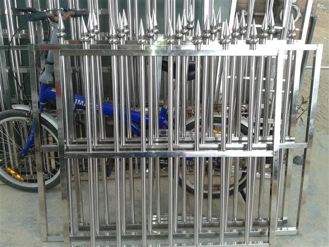 准备安装的某私人房围墙不锈钢护栏