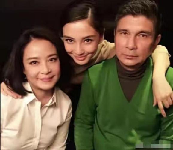 七位女星的帅老爸们:杨颖父亲颜值爆棚,赵露思父亲堪称少女杀手