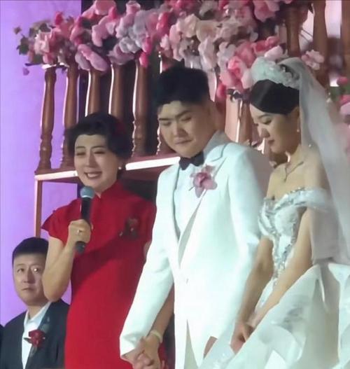 49岁当婆婆!闫学晶儿子大婚众星捧场,潘长江现身却不见赵本山