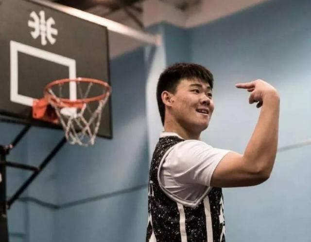 头盔哥的个人资料(路人王48冠头盔哥篮球之路)