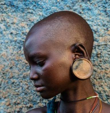 非洲部落莫西少女从小佩戴大"耳钉",越大越美,网友:接受不了