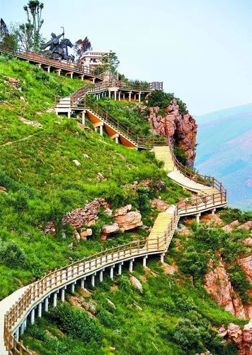 包括万安山山顶公园,万安山七彩大峡谷,万安山南山公园等.