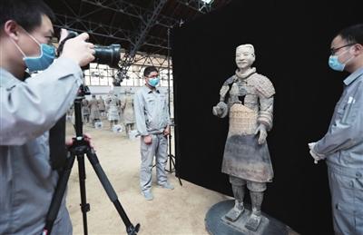 每个修复好的兵马俑都会拍张"身份证"照片兵马俑保护修复团队目前有