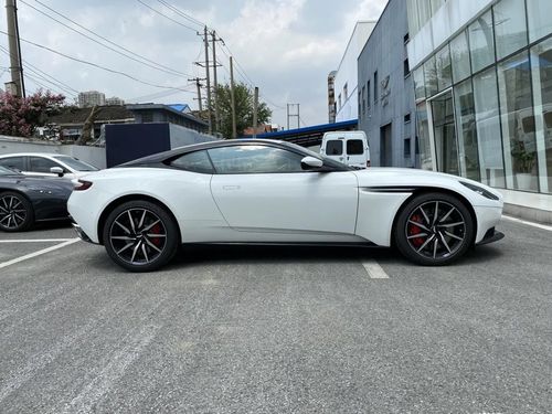 阿斯顿马丁 db11 v8,月光白外观非常美