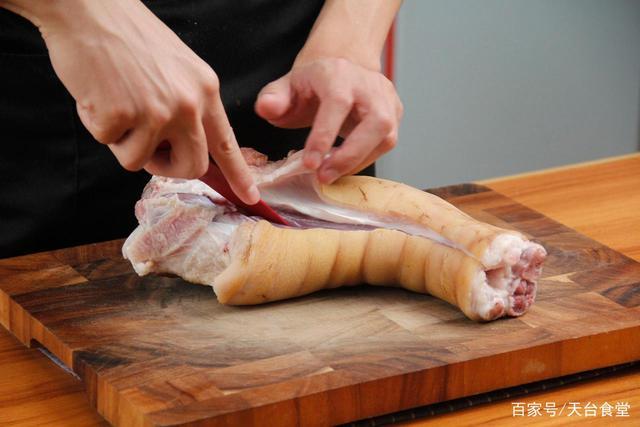 去完角质的猪肘沿着骨头切开,这个过程一定要有耐心,慢慢的,一点点把