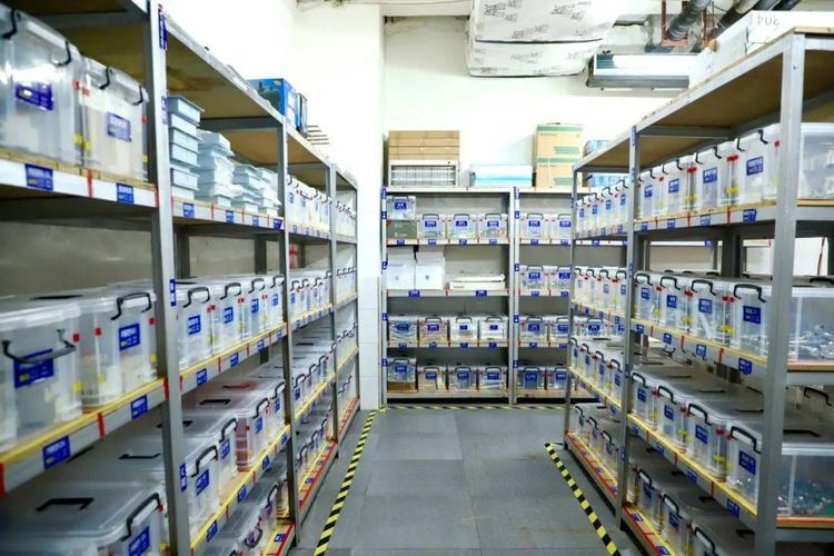 物业部仓库库房其次,实行定名,定量,定位,定向,定流线的"五定"原则.