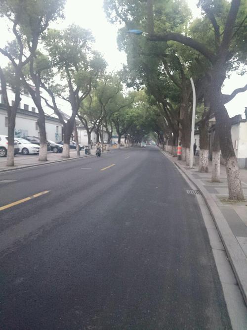             留园门口清晨的街道