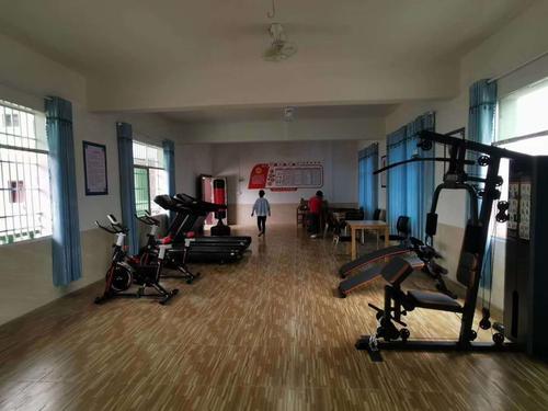 瞧,我们的工会活动室美观洁净,跑步机,动感单车,健身活动器材一应俱全