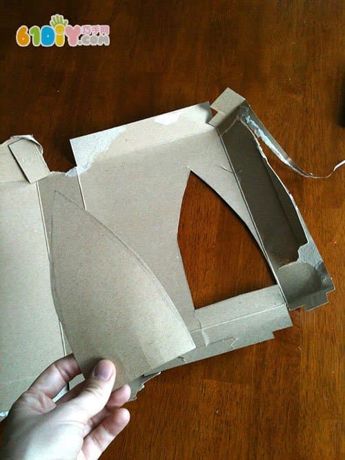 用废 纸盒制作雷神的头盔 帽子