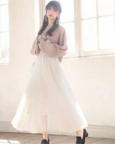 米色上衣 柔美的白色纱裙