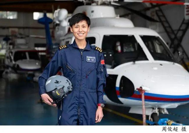 【文汇报】宋寅:海上女搜救直升机长,团队的"定海神针