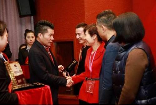 揭秘意尔康老总:600块起家,如今年产数十亿!