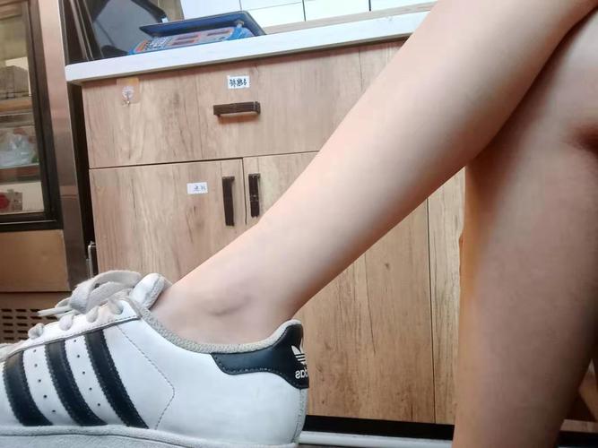 你们女生穿帆布鞋穿袜子吗