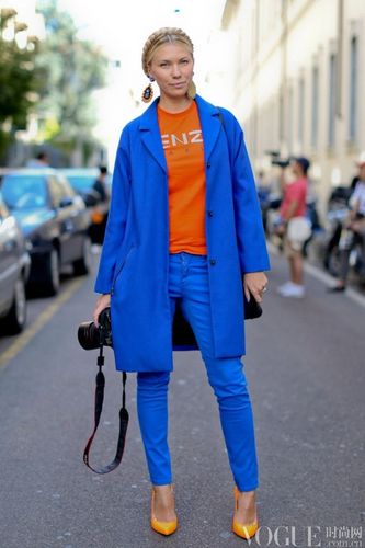 橙蓝撞色,很醒目.