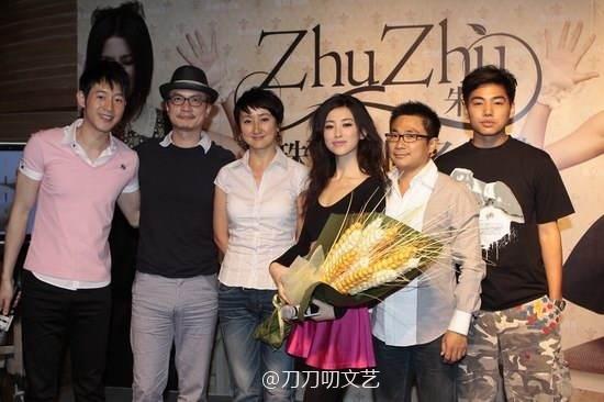 而且朱珠2007年签到李泉同一家唱片公司,朱珠2009年出唱片时,李泉不仅