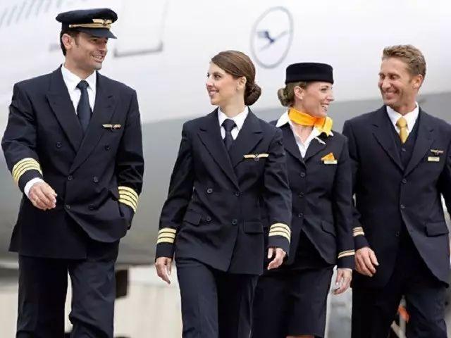 德国汉莎航空 deutsche lufthansa ag 汉莎空乘深蓝色制服配以汉莎