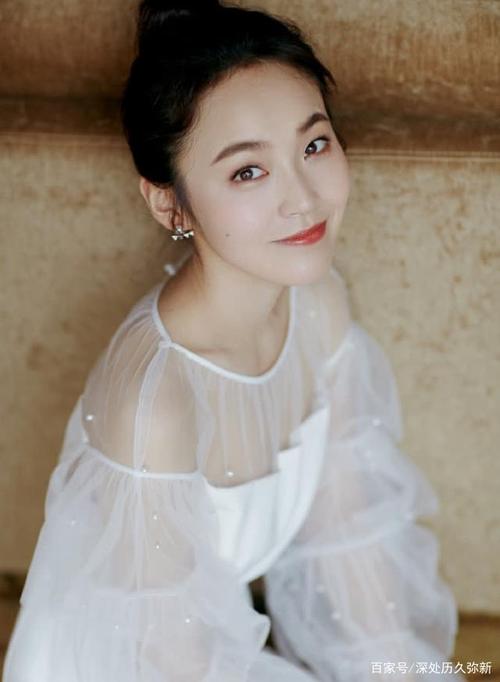 30岁张佳宁活成18岁小仙女姿态,白裙飘飘,美出了新