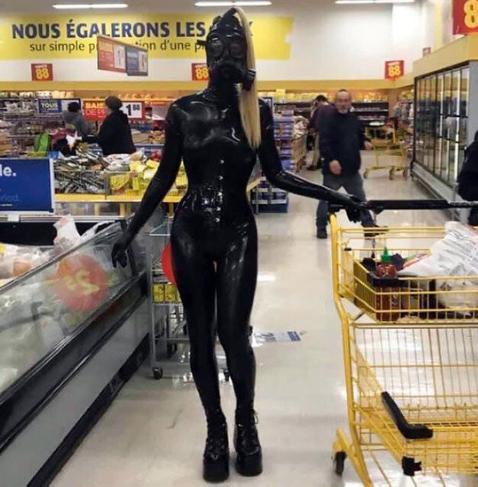 外国友人穿着胶衣逛超市这防疫措施也太硬核了