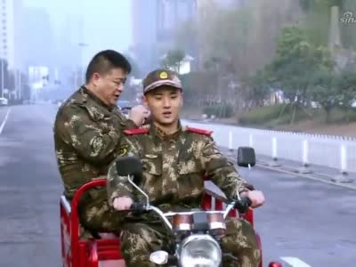 火线英雄:秦班长带廖军买菜,他故意使坏,害班长字都写