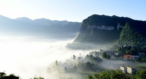 峰岩地处黔北高原大娄山脉桐梓境内,这里可以看日出的云海.