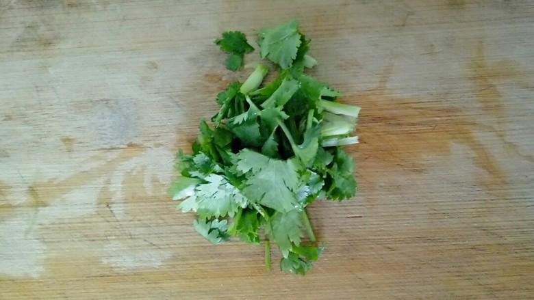 香菜去掉黄叶和根部,清洗干净,切成香菜碎
