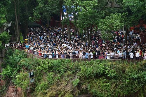 乐山大佛就是一尊大佛,山有多高佛就有多高,当天实在太多人,下去山脚