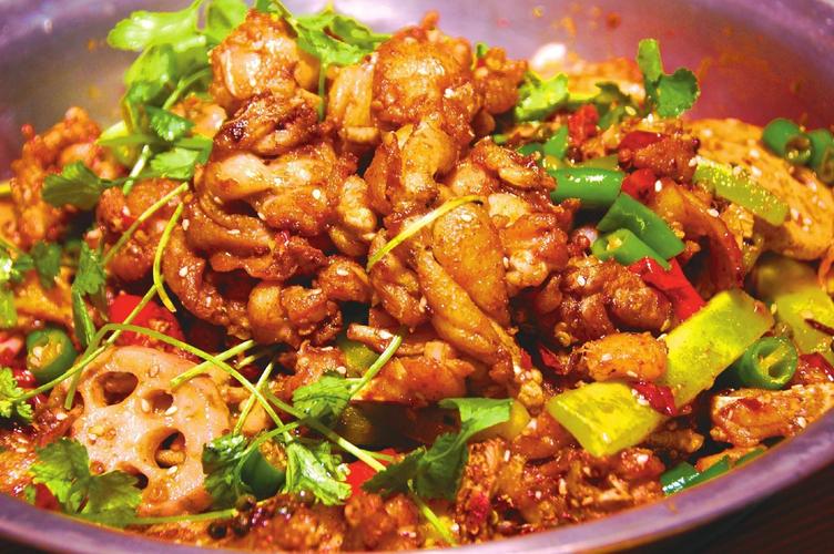 干锅由于与火锅相比汤汁较少,其烹制的全部营养与味道以强制性的形式