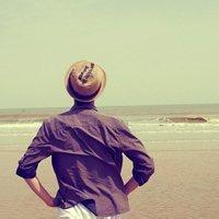 头像男仰望天空