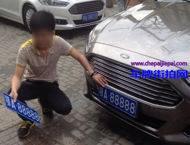 鄂a88888一共有5辆车,武汉最牛的车牌号码街拍图片(4)