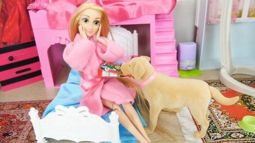 芭比娃娃照顾两只狗狗,喂它们吃饭,帮它们清理便便