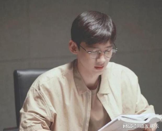 开端白敬亭的耳朵是倒着的这耳朵着实太抢镜这样也能上热搜