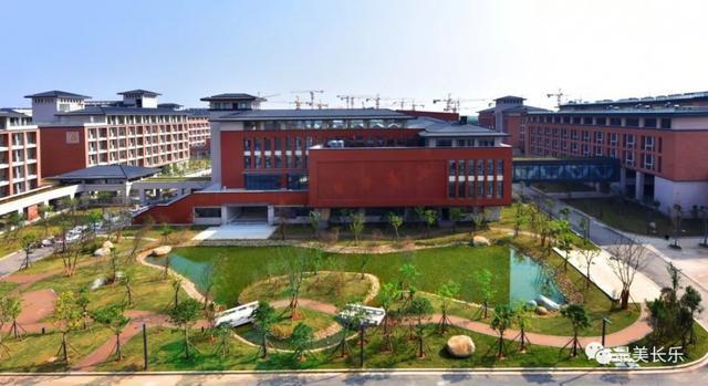 9日上午,记者走进福州三中滨海校区,只见以红色为主基调的建筑大楼