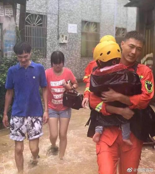 消防官兵们把孩子抱在怀里,把老人背在肩上,不让他们收到洪水的侵袭.